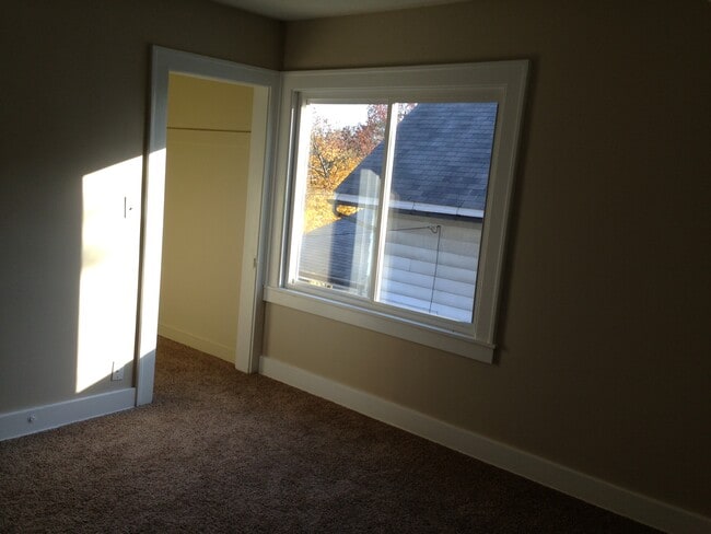 Building Photo - 821 Diamond Ave NE