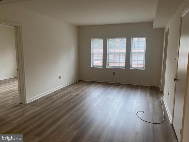 Foto del edificio - 1816 Queens Ln