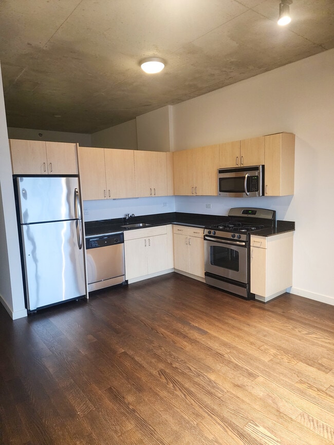 Building Photo - 235 W Van Buren St