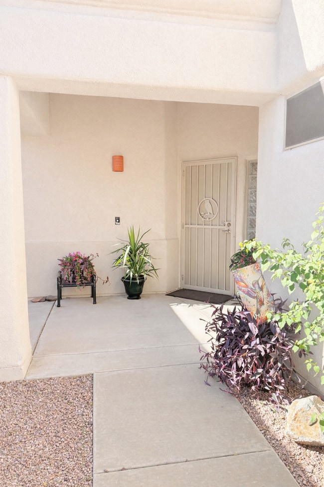 Building Photo - $500.00 OFF MOVE-IN – Sabino Canyon Area | Foothills Living | 3BR Home