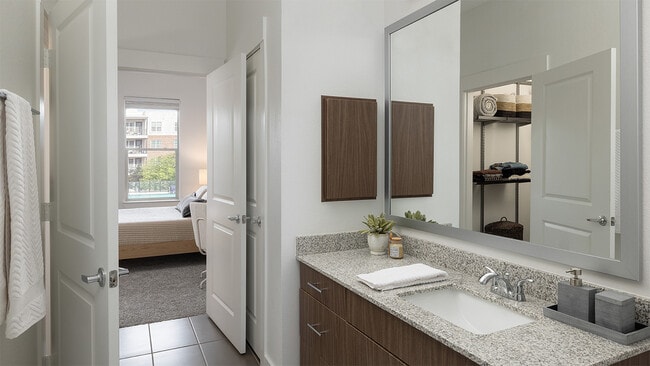 Apartamento Baño con amplio closet y piso de baldosas. - Griffis Oak Lawn