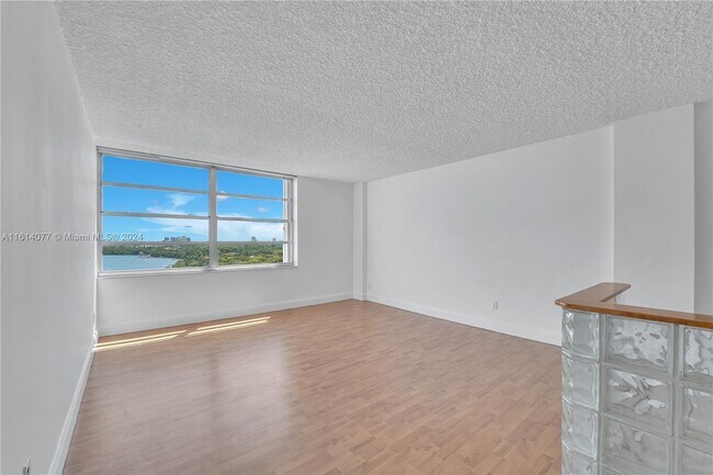 Living room - 150 SE 25th Rd