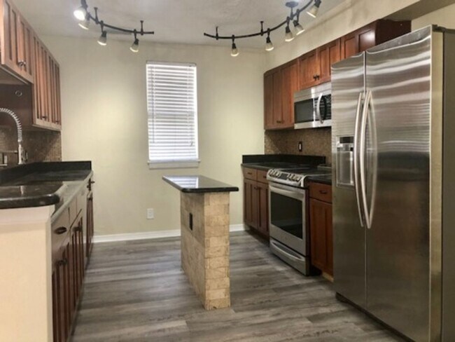 Foto del edificio - Sophisticated Luxury: Renovated 3 Bed, 3 B...
