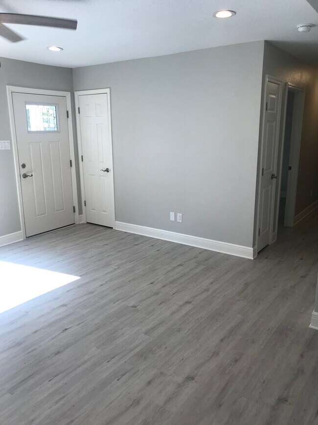 Foto del edificio - Gorgeous Completely Renovated Home Near Do...