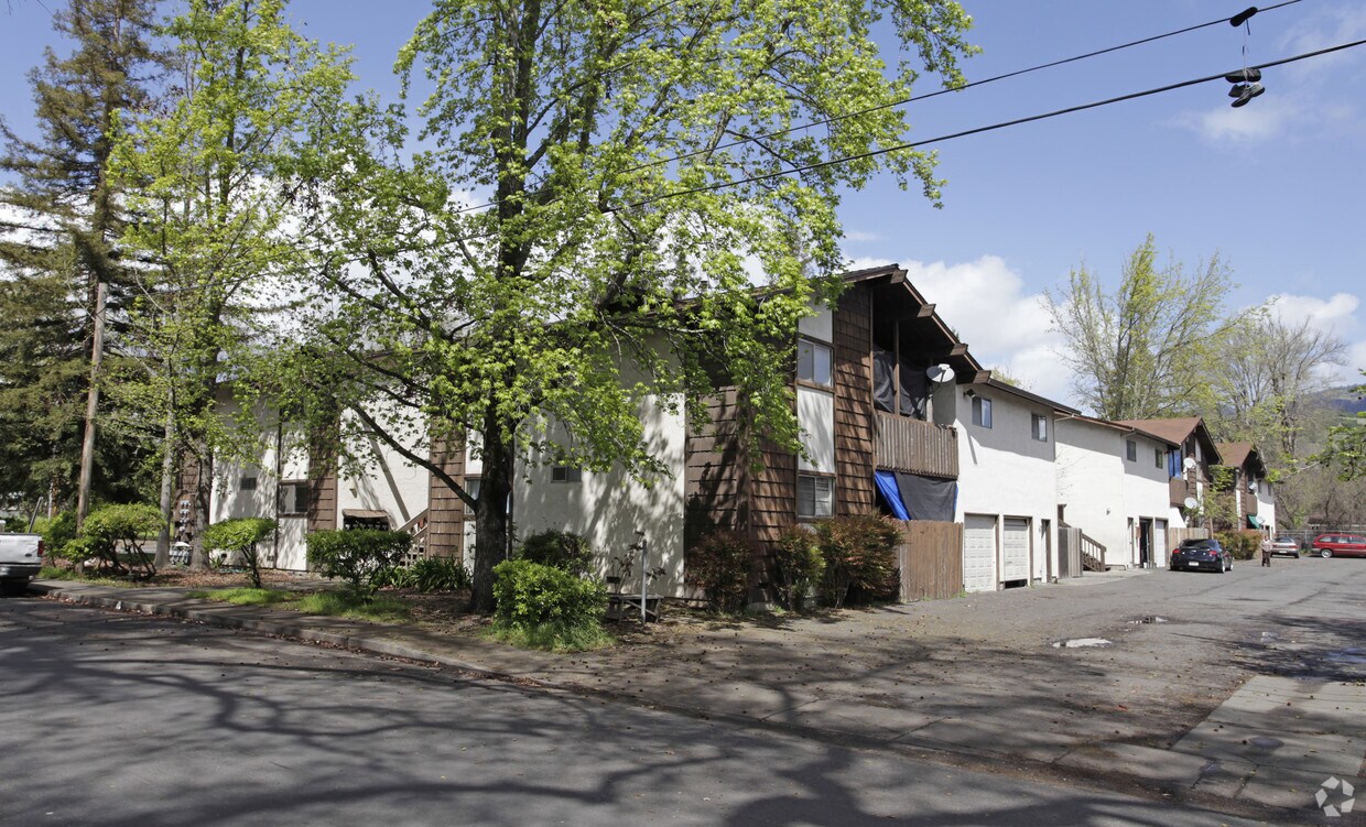 Building Photo - 1404 N Oak St