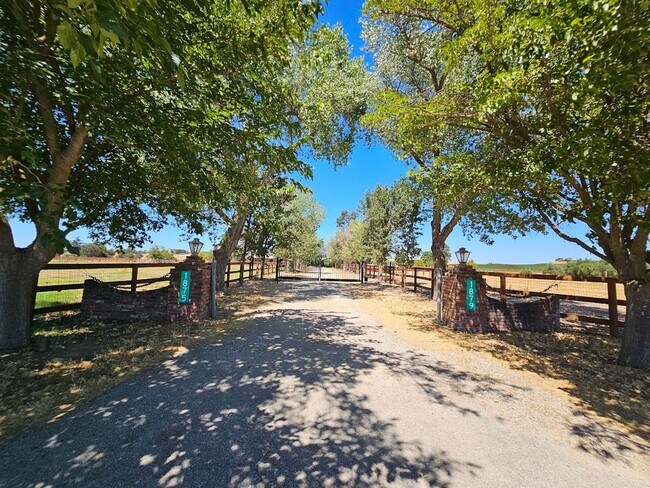 Building Photo - AVAILABLE NOW - Furnished Guest Home Locat...