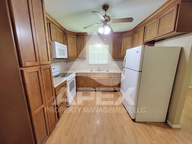 Foto del edificio - Spacious 3-Bd 2 BA Single Family home w/ B...