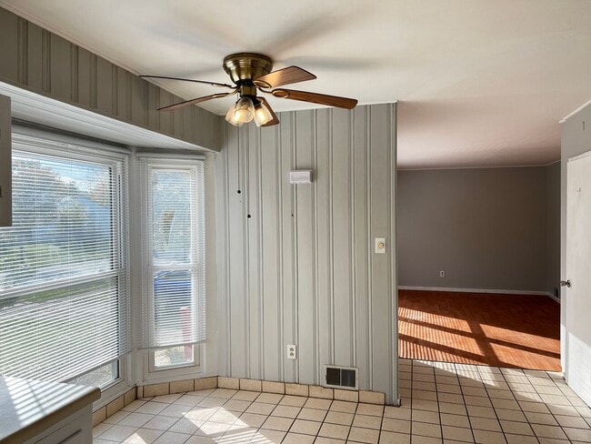 Building Photo - 3BR 1BA in Shady Lane - Covered Rear Porch and Covered Parking