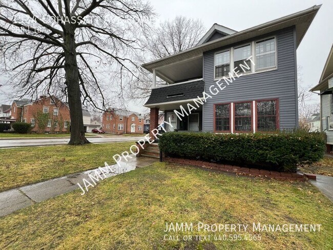 Foto del edificio - Beautiful 2-Bedroom Duplex unit in desirab...