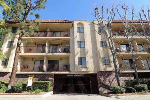 Building Photo - 360 Hollywood Way