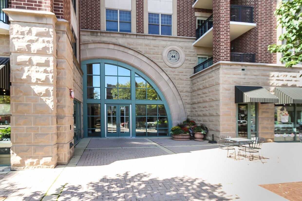 Building Photo - 44 N Vail Ave