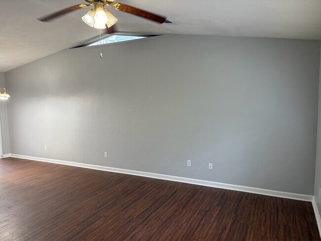 Foto del edificio - 753 Livingston Ct