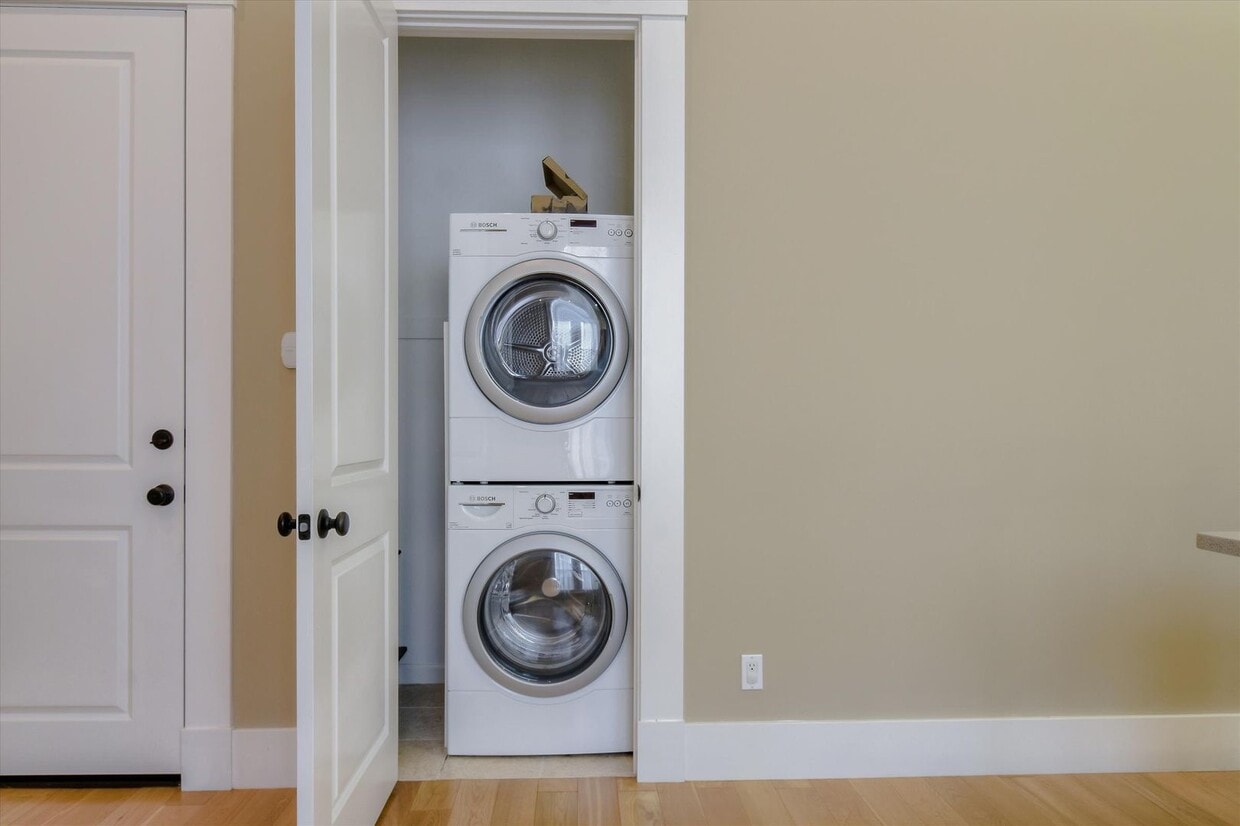 Primary Photo - Completely Renovated Top Floor Unit in Vic...