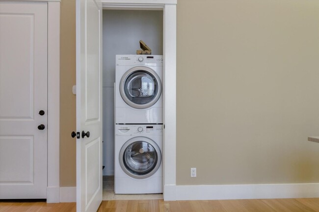 Building Photo - Completely Renovated Top Floor Unit in Victorian + Laundry in unit+ Contact for showing schedule!