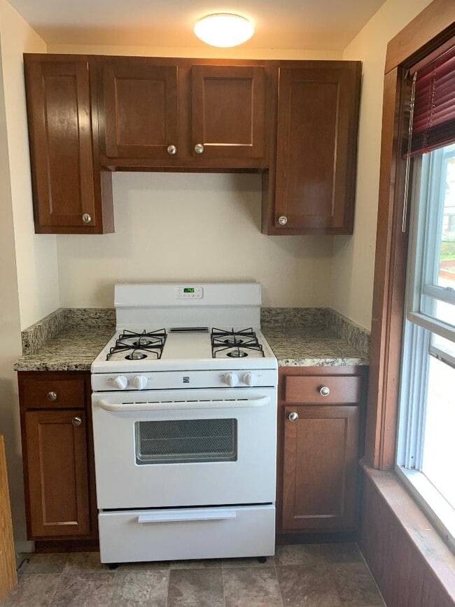 Building Photo - 90 School St