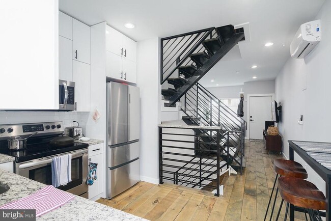 Building Photo - 1940 N Orianna St