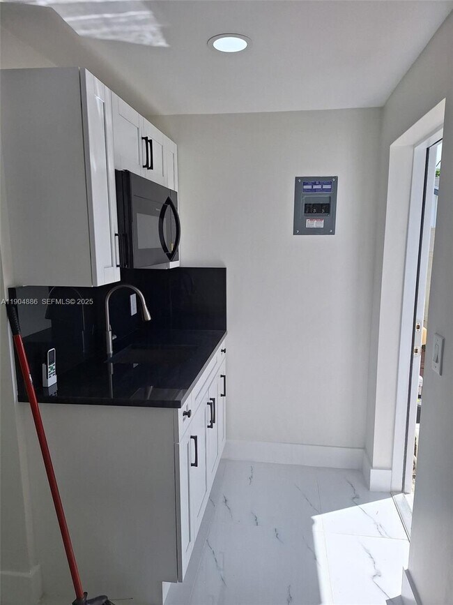 Foto del edificio - 26XX Riviera Dr