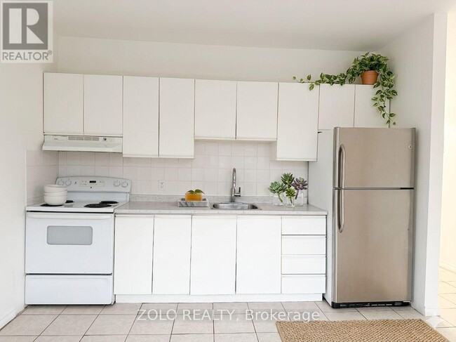 Building Photo - 968 Bathurst St