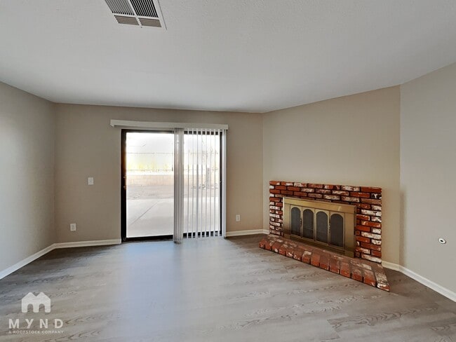 Building Photo - 261 Queen Marie Ct