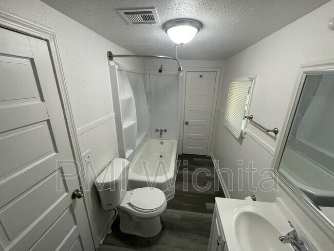 Foto del edificio - 2 Bedroom, 1 Bathrooms, newly renovated home, centrally located in Wichita Ks, will accept sectio...