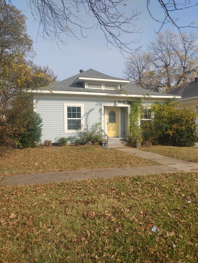 Building Photo - 715 McLish Ave SW