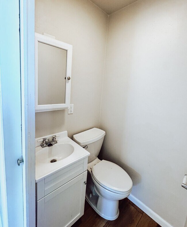 Foto del edificio - Newer Remodeled 2 Bed, 1.5 Bath – Private & Tucked Away Gem
