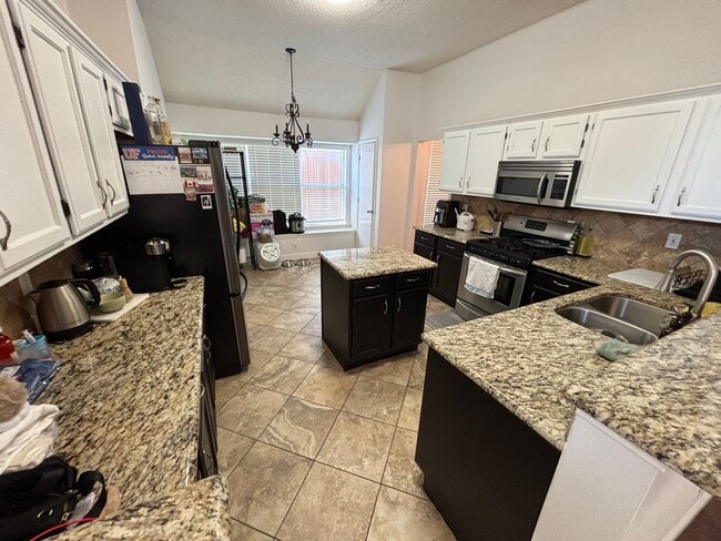 Building Photo - Great Location!