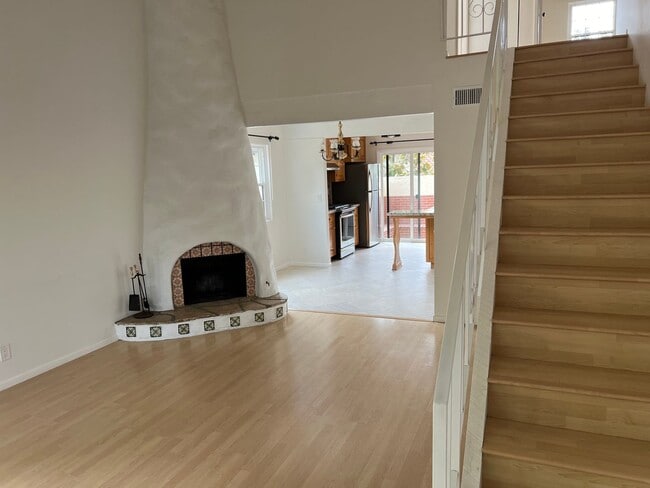 Building Photo - Spacious & Bright 3 Bedroom End Unit Condo in Prime Location