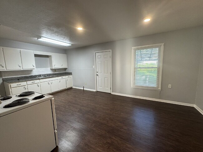 Foto del edificio - 3 bedroom 1 bath with large bedrooms! Easy...