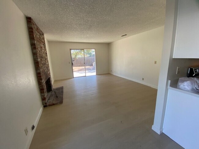 Foto del edificio - FRESH REMODEL and LARGE YARD!