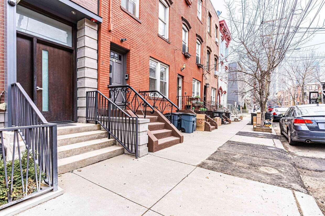Primary Photo - 218.5 York St
