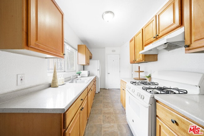 Building Photo - 640 W 81st St