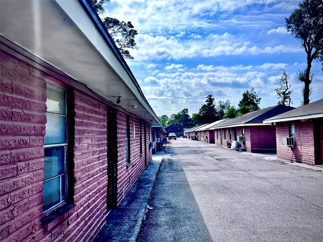 Foto principal - 1825 W Little York Rd