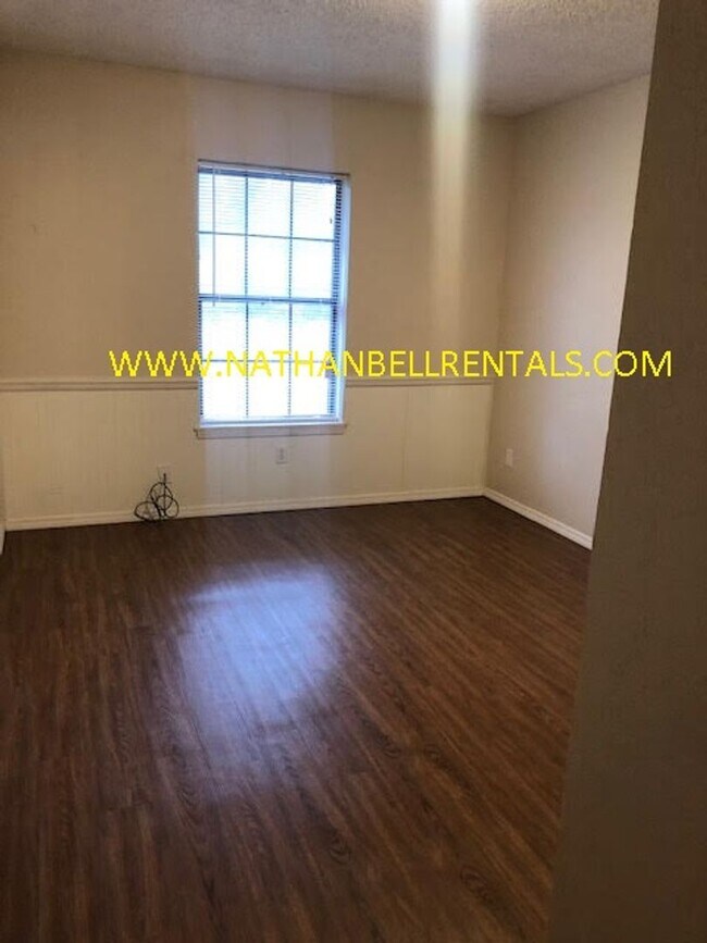 Building Photo - 3 bedroom 2 bath duplex