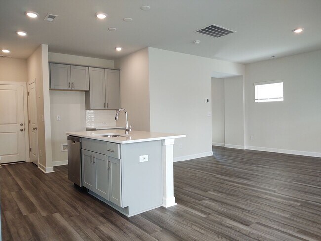 Foto del edificio - Beautiful, Pristine move in ready home loc...