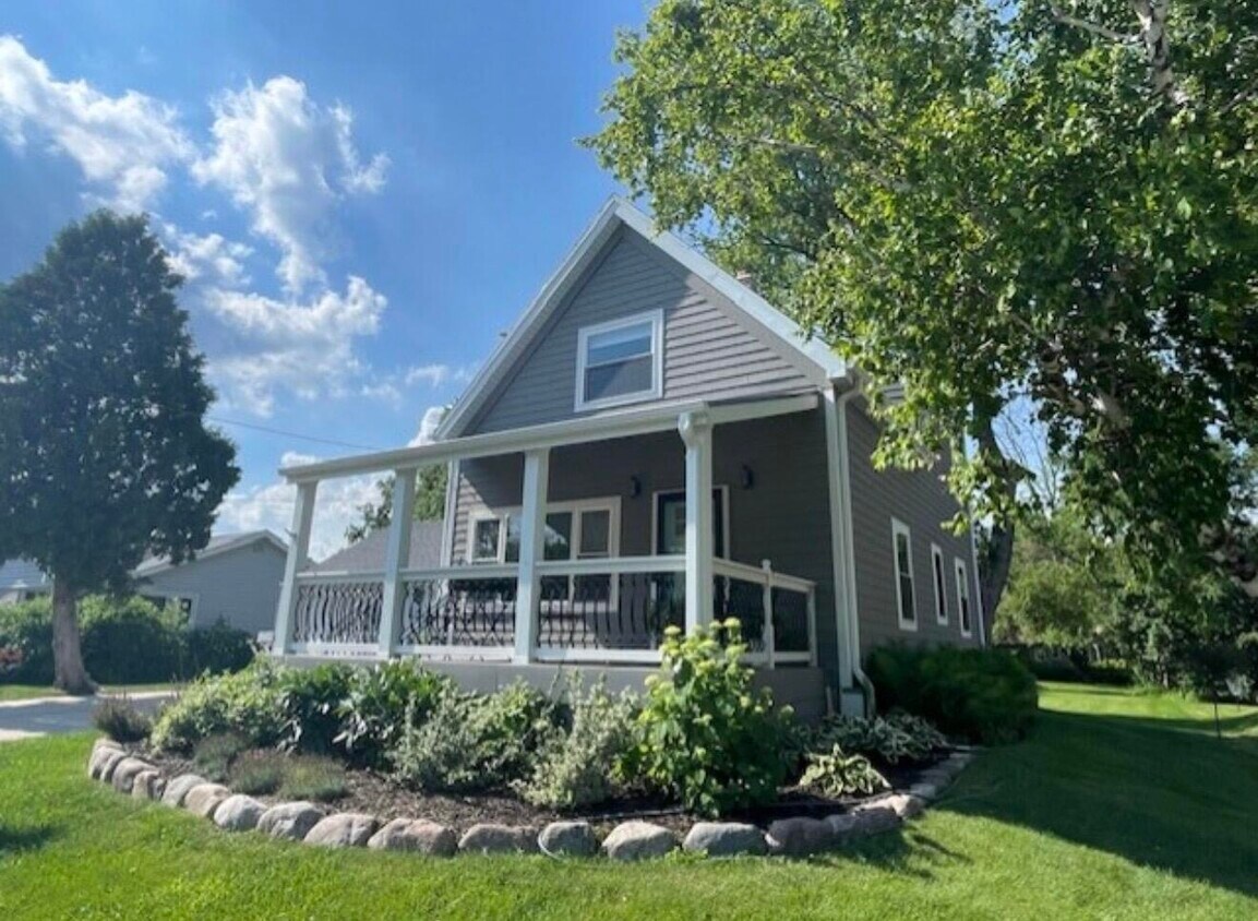 Foto principal - 402 E Calumet Rd