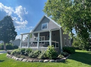 Building Photo - 402 E Calumet Rd