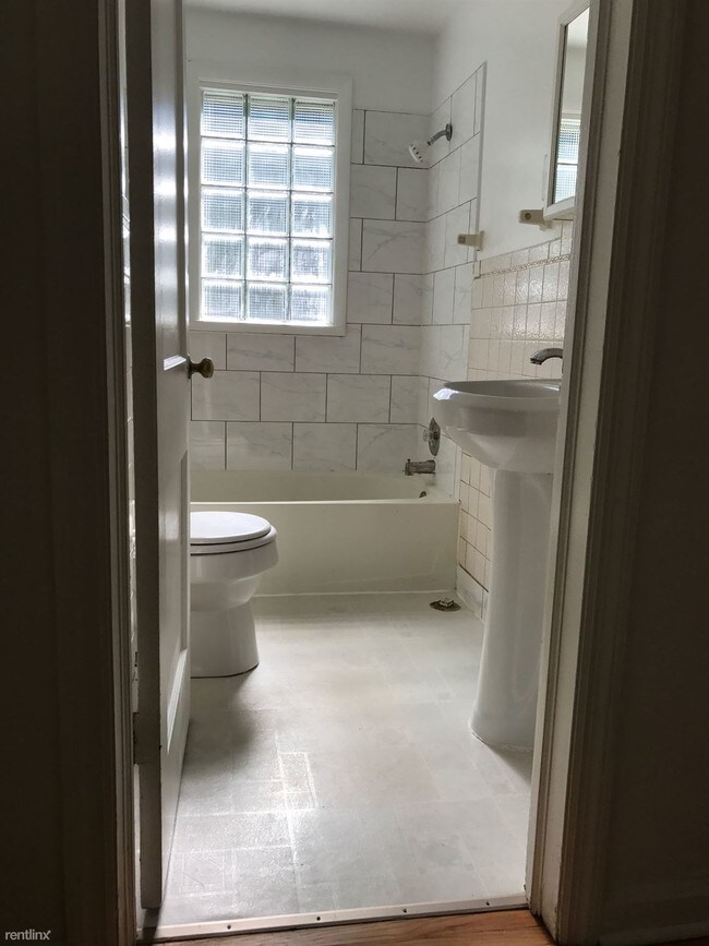 Foto del edificio - 2215 Hecker Ave