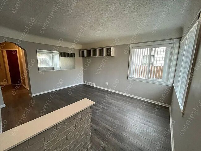 Foto del edificio - 14805 Russell Ave