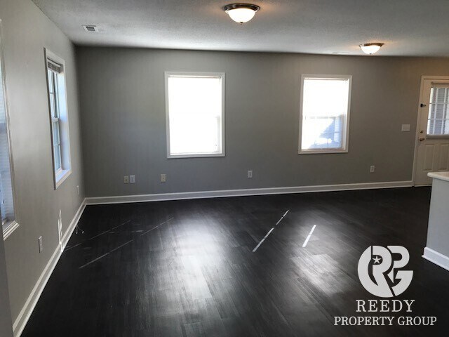 Building Photo - GORGEOUS 2 bed 2 bath ready now!