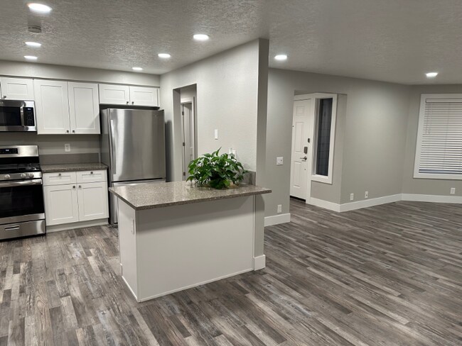 Building Photo - 5230 Autumn Leaf Ct N