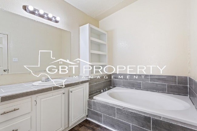 Building Photo - 715 N Nussbaum St