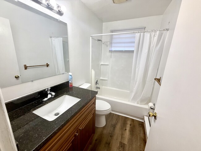 Foto del edificio - 1724 Selden Ave