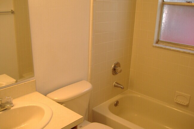 Foto del edificio - CUTE AFFORDABLE 2/2 DUPLEX off Michigan!