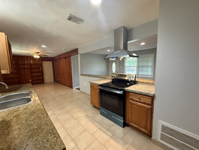 Building Photo - 2206 Eriksson St