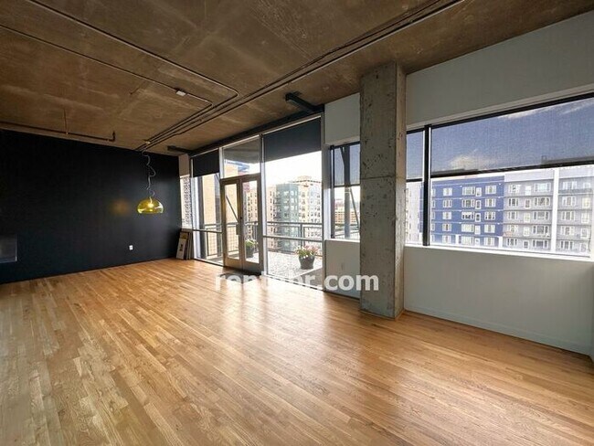 Building Photo - $500.00 off First Month's Rent!-Beautiful ...
