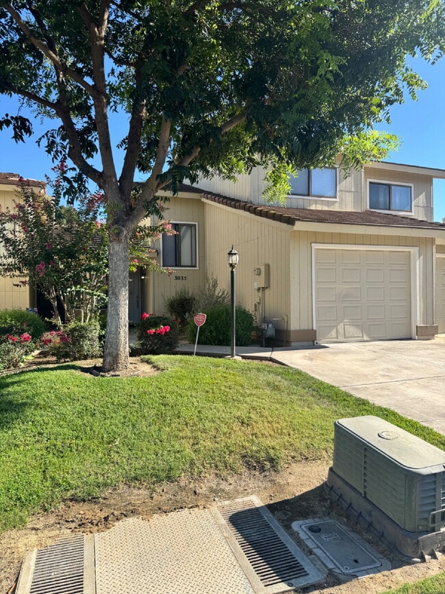 Building Photo - Welcome to this beautifully renovated 2-bedroom, 1.5-bathroom condo located in the highly desirab...