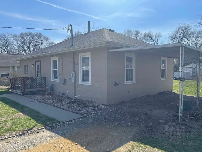 Foto del edificio - 2 Bedroom Rock Falls Home with Covered Garage