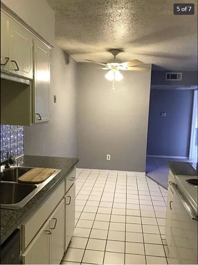 Foto del edificio - 1-bed, 1-bath apartment with washer and dryer provided