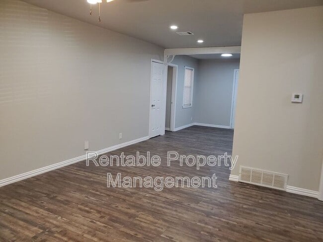 Foto del edificio - 8012 Chaparral Dr